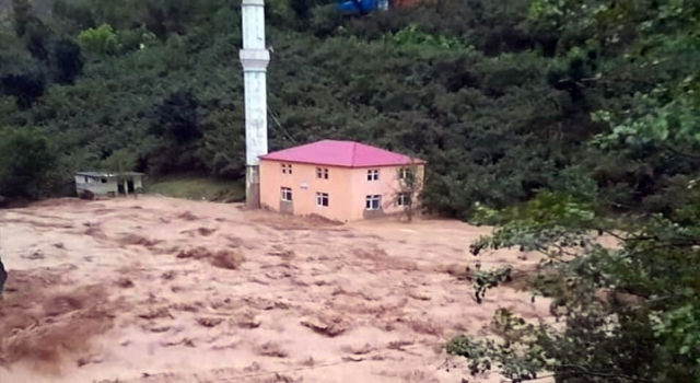 Sel felaketinde cami ve lojmanlar yıkıldı