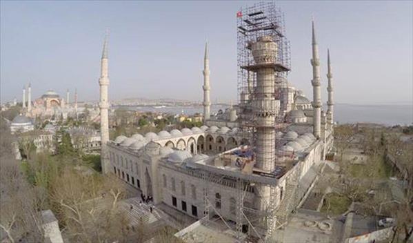 Sultanahmet Camii&#39;nin bir minaresinde kayma var