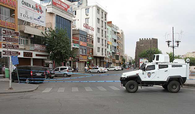 Emniyet: Diyarbakır'da iki polis şehit oldu