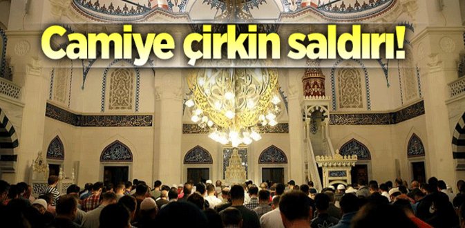 Almanya\'da cami girişine bunları bıraktılar