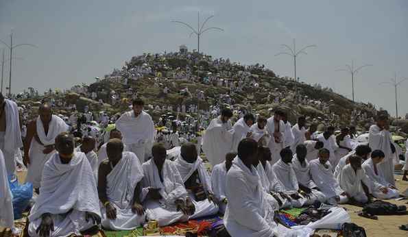 Milyonlarca hacı adayı Arafat'ta vakfe yaptı