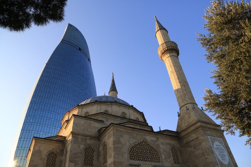 Bakü Şehitlik Camii yeniden ibadete açıldı