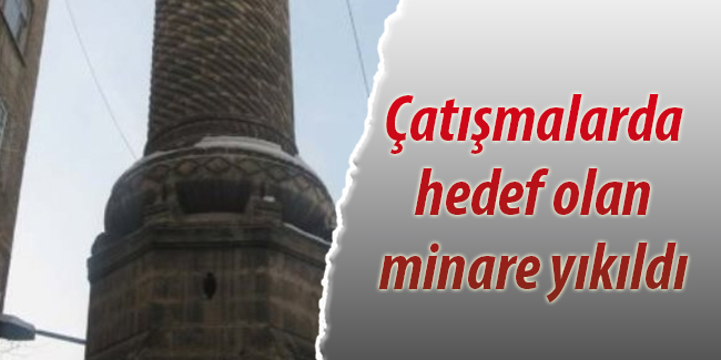 Çatışmalarda hedef olan caminin minaresi yıkıldı