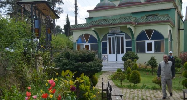 Çevreci İmamıyla Beyler Camii Çiçek bahçesi Oldu