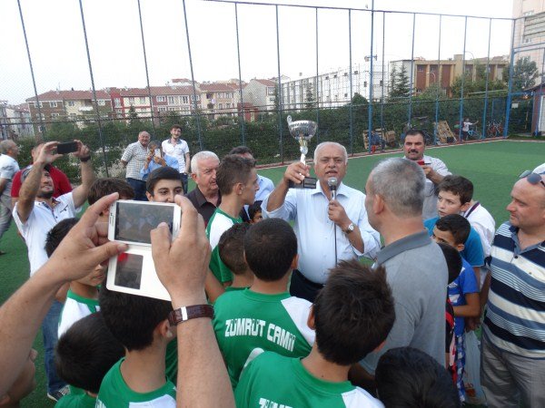 Halı Saha Futbol turnuvasında kupa zümrüt caminin