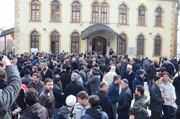 Hedef gösterilen müezzine cemaatten destek