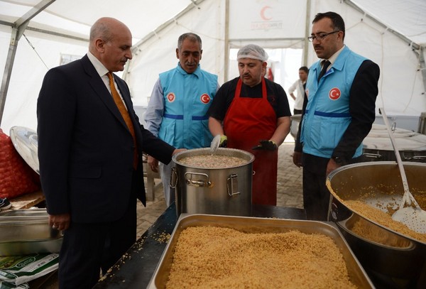 TDV’den Sınır ötesine sıcak yemek ve ekmek yardımı