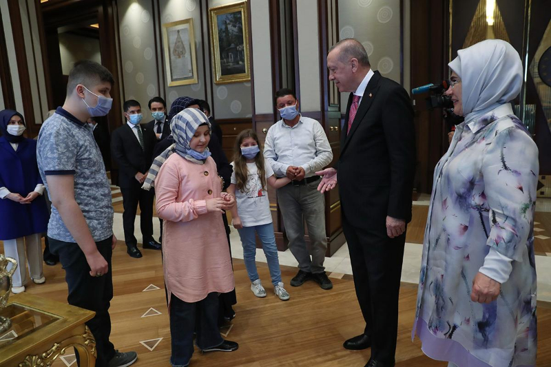 Cumhurbaşkanı Erdoğan, görme engelli hafız Ravzanur'u kabul etti