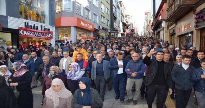 Cadde ve meydanlara sığmayan sevgi