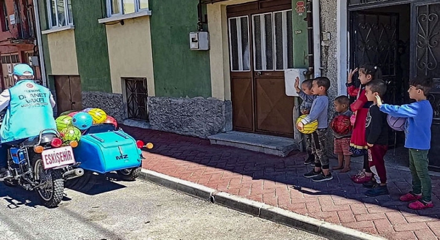 Din görevlisinden çocuklara 23 Nisan hediyesi
