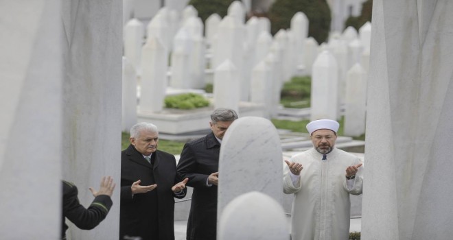 Diyanet İşleri Başkanı Erbaş, Aliya’nın kabrini ziyaret etti