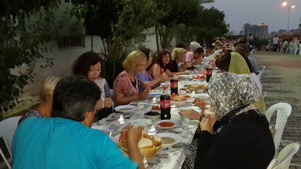 Alanya Mahmutlar&#39;da Yeni Alanyalı Komşulara İftar