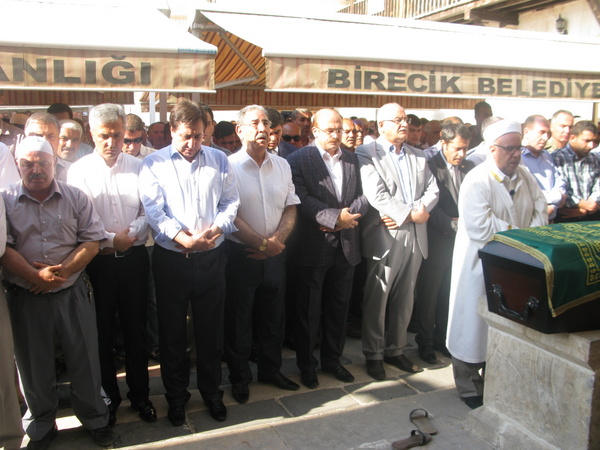 Beşir Akman’ın cenaze namazını İl M&#252;ft&#252; vekili İbrahim Halil okulu kıldırdı.