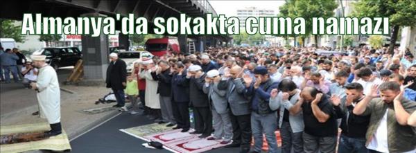 Almanya&#39;da sokakta cuma namazı
