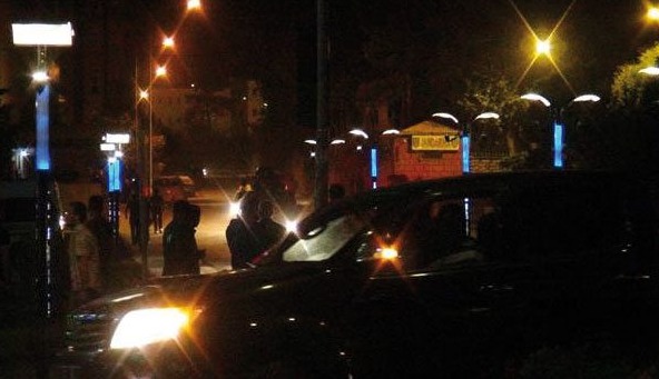 PKK yol kesti, durmayan aracı taradı: Bir ölü