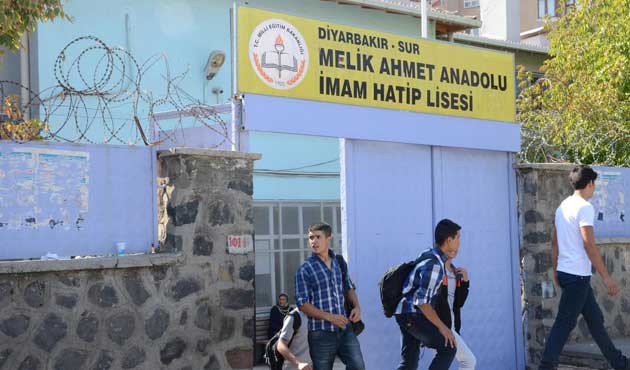Okul bahçesinde el yapımı bomba