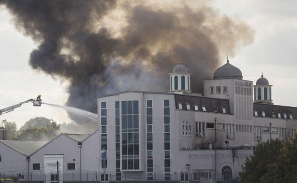 Londra'daki cami yangını saatlerdir devam ediyor- FOTO