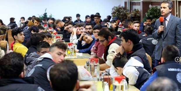 Avrupa’dan gelerek ‘değerler eğitimi’ne katılan gençlerden TDV’ye ziyaret