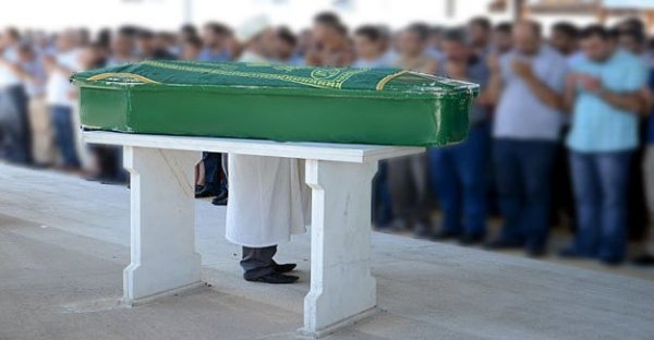 Boş tabuta karşı cenaze namazı kıldılar