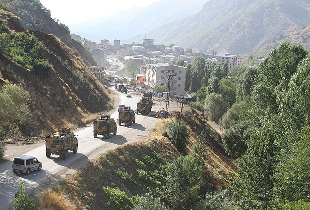Şemdinli'de eş zamanlı iki saldırı