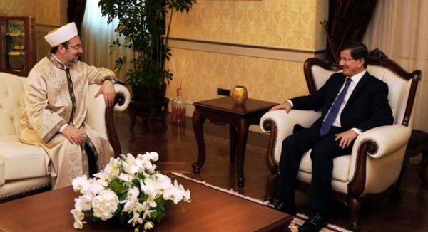Davutoğlu'ndan Görmez'e Jest