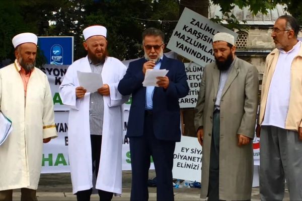 Hedef gösterilen müezzine Hak-Bir-Sen\'den destek