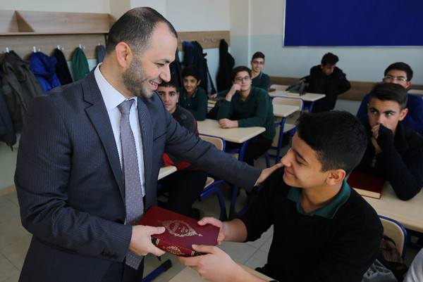 İHL Okul açılışında hediyeleri Kur’an oldu