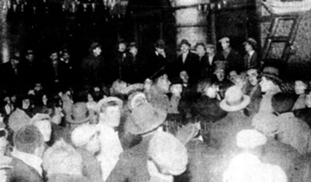 İlk Türkçe hutbeyi Saadettin Kaynak fraklı okumuş