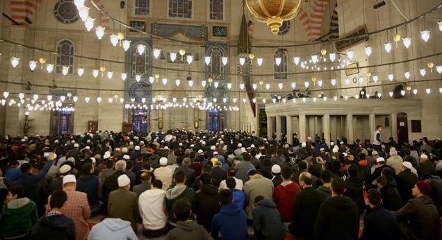İstanbul Müftüsü Yılmaz, sabah namazında gençlerle buluştu