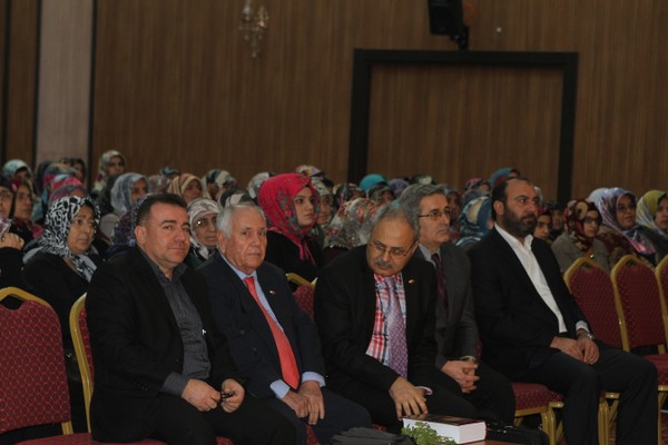 İstiklal Marsı imanlı bir yürekten imanlı bir millete hediye edilmiştir.