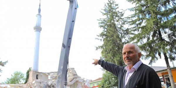 Kıblesi yanlış yapılan cami yıkılıyor