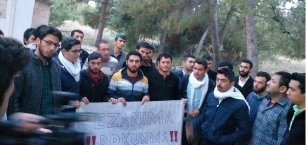 Kıbrıslılar yasağa karşı camilere akın ett - FOTO