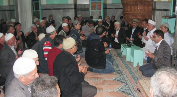 Peygamber Hürmetine Eller Semaya Açıldı