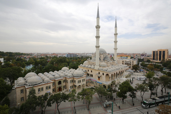 TDV, dünyanın dört bir yanındaki Müslümanlara ezan sesini ulaştırıyor