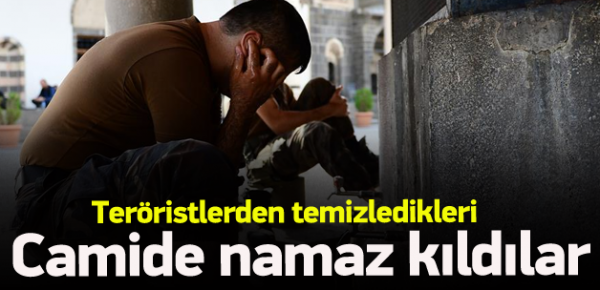 Teröristlerden temizledikleri camide namaz